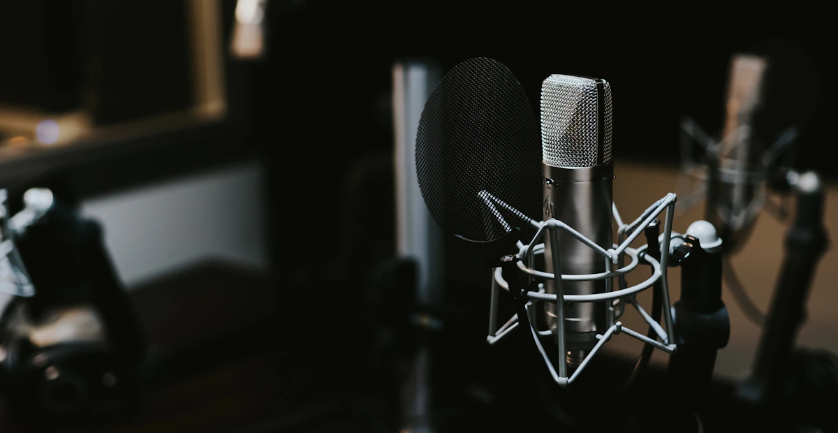 Micrófono de estudio con filtro antipop preparado para una grabación de voz